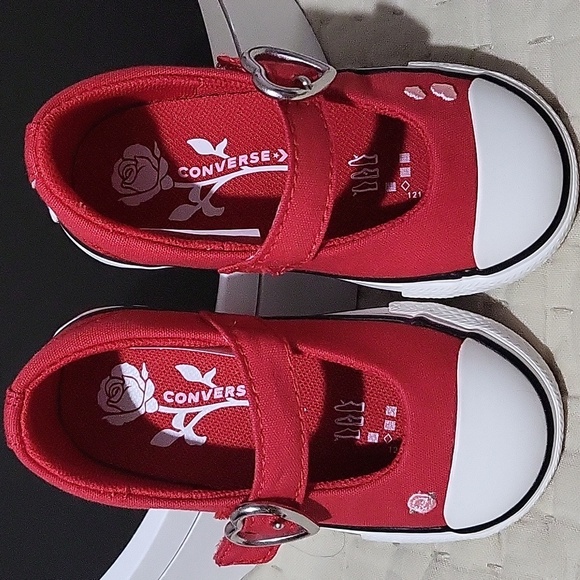 Converse Velcro Closure Shoes with Heart Buckle Infants Size 5 - Picture 3 of 8